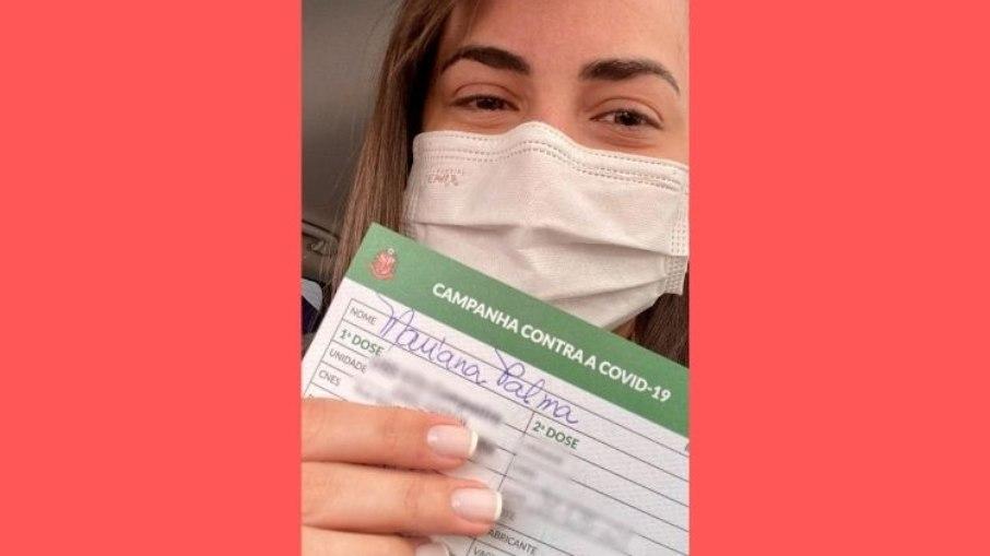 'Tomei pela gente, pai!', diz Mari Palma ao ser vacinada contra a Covid-19