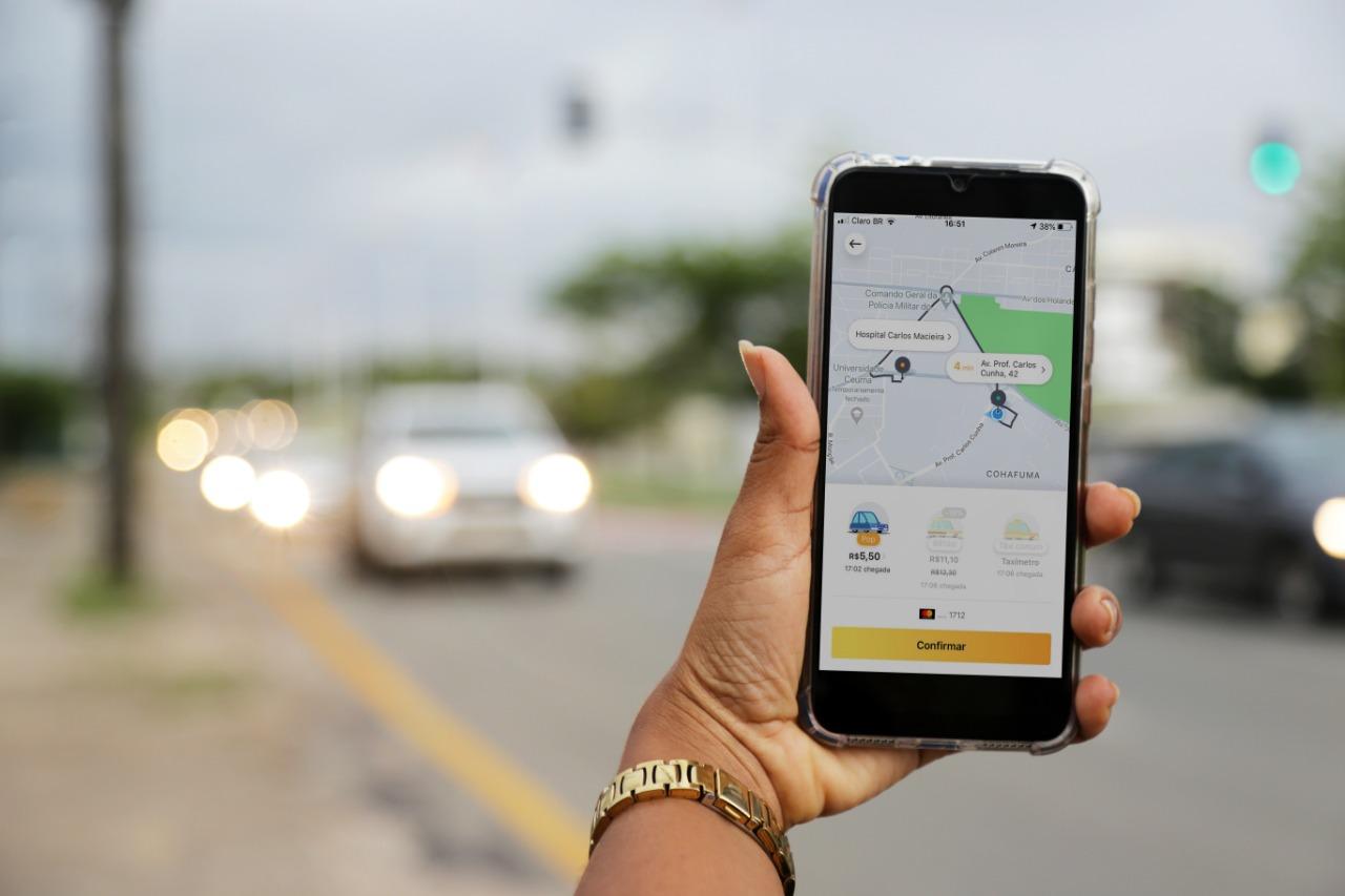 Trabalhadores da vacinação em Goiânia ganham viagens de empresa de transporte por aplicativo