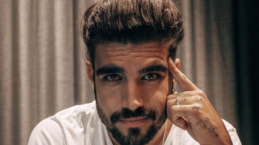 Um dia antes de anunciar desligamento da Black Beef, Caio Castro cuida do visual