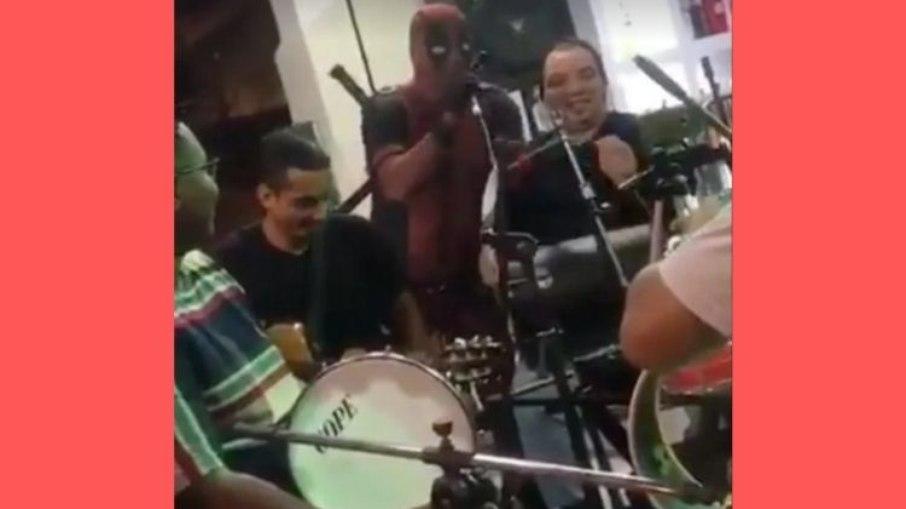 Vídeo de homem vestido de 