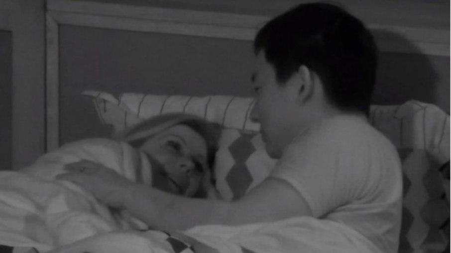 Antonella se humilha para beijar Pyong em reality da Record; assista