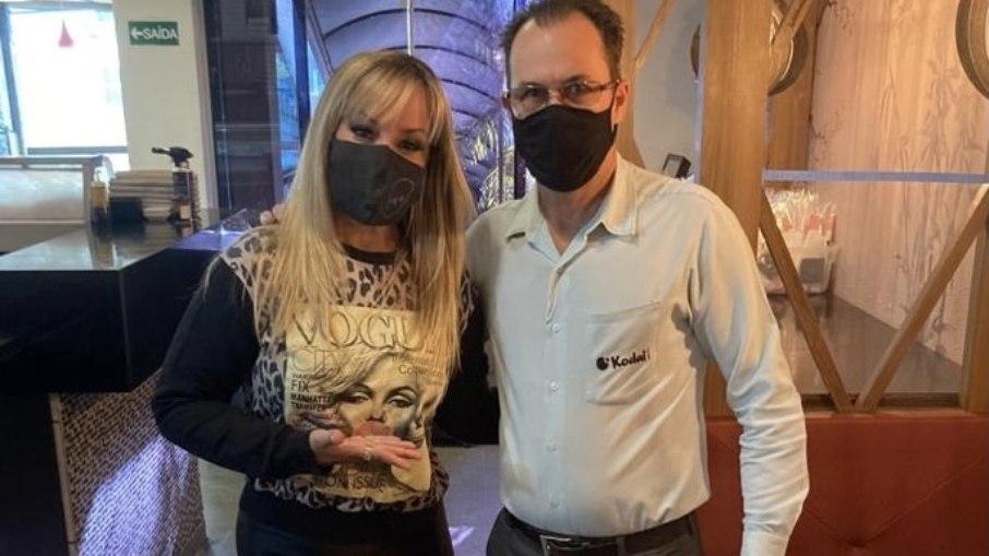 Atriz das pegadinhas, Vivi Fernandez é vista almoçando em restaurante paulistano