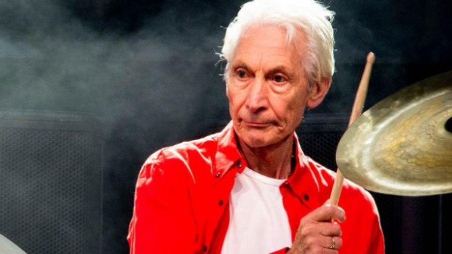 Baterista do Rolling Stones deixa turnê após cirurgia de emergência
