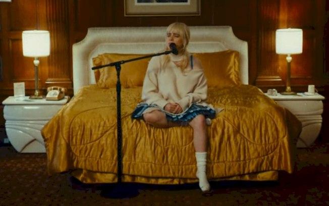 Billie Eilish realiza apresentação intimista para 