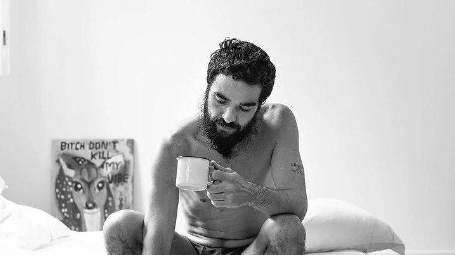 Caio Blat surge só de cueca e provoca: 