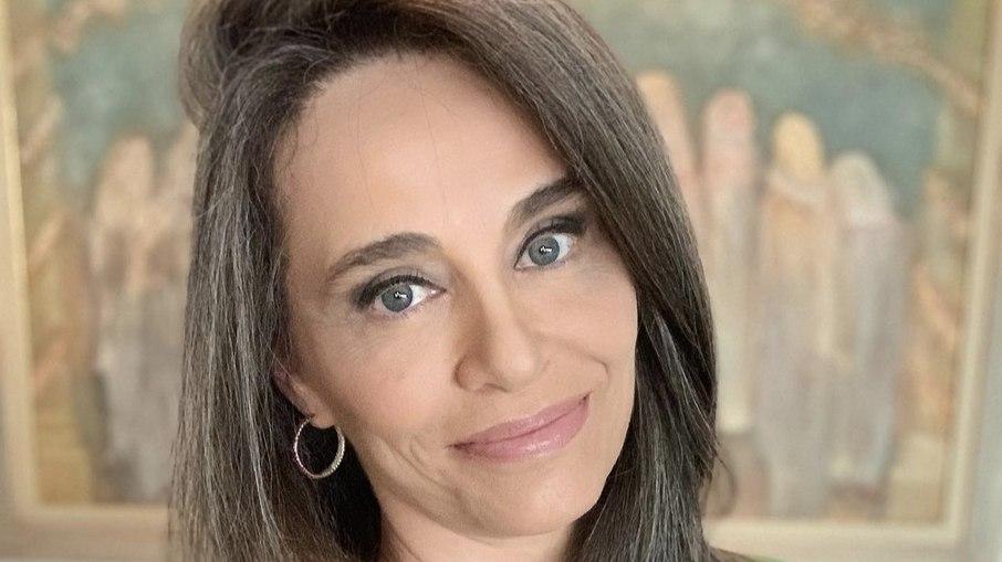 Carla Vilhena mostra sua rotina como dona do lar e surpreende fãs: 