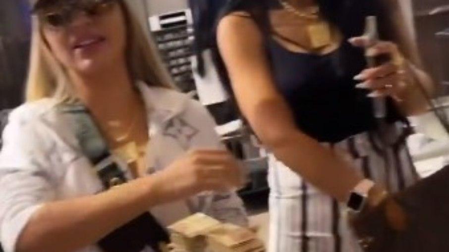 Deolane Bezerra gasta R$ 45 mil em loja de roupas e paga com um bolo de dinheiro