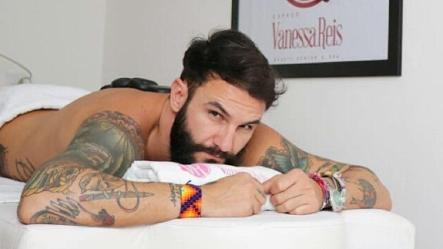 Ex-BBB Wagner Santiago revela que faturamento cresceu após vídeo de beijo grego