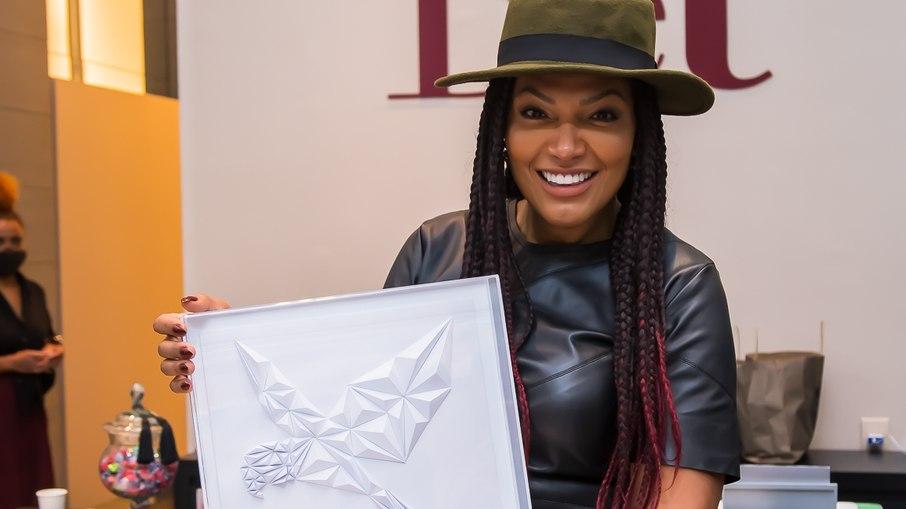 Ex-Fazenda, Simone Sampaio prestigia evento e promete novidades em breve; saiba