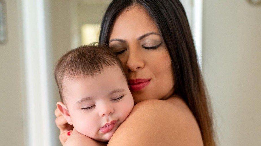 Ex-sister tem foto amamentando o filho vazada em site pornográfico