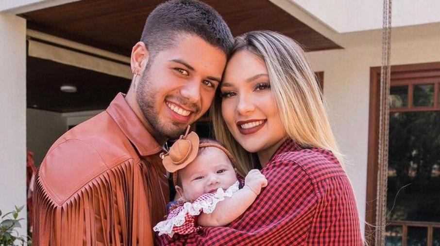 Filha de Virgínia e Zé Felipe faz passaporte com apenas três meses