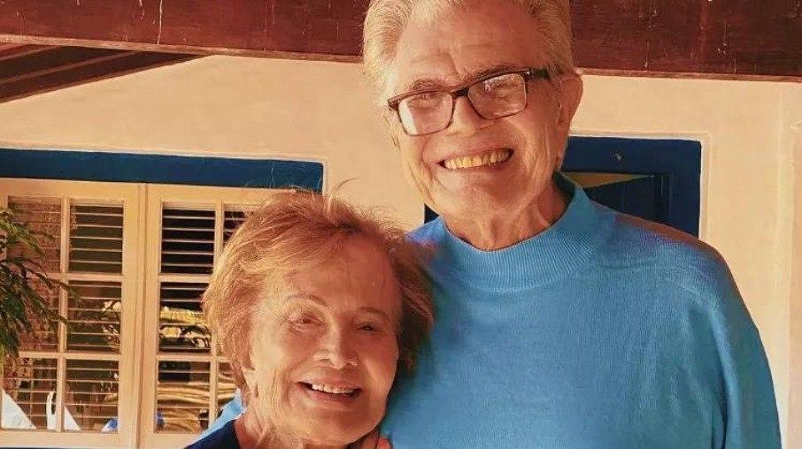Glória Menezes posta foto com Tarcísio Meira e lamenta: 