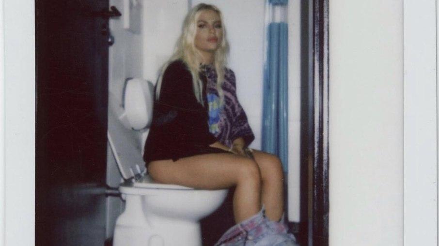 Internautas não perdoam foto de Luísa Sonza sentada em uma privada