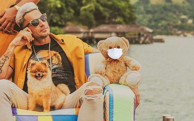 Latino revela que fez música após levar fora da cantora Kelly Key