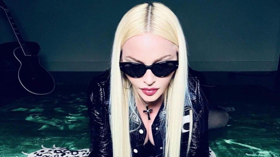 Madonna fuma bong, fica animada, beija namorado e lambe o chão