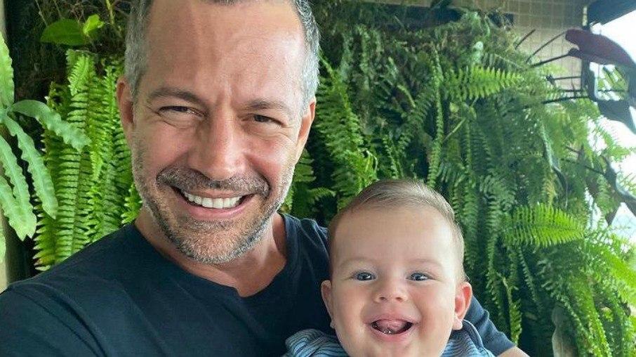 Malvino Salvador ensina filho a falar 'papai'; veja vídeo