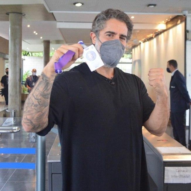 Marcos Mion vibra com novo crachá da Globo