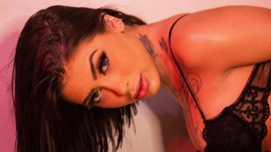 MC Mirella abre perfil em site de conteúdo adulto: 