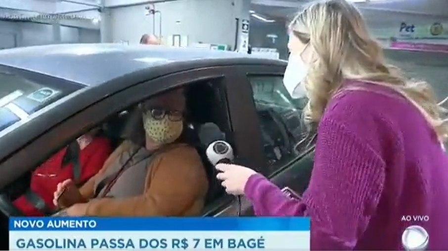 Mulher pede impeachment de Bolsonaro em entrevista à Record; assista