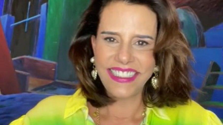 Narcisa se confunde em live, sai correndo para ir ao banheiro e viraliza
