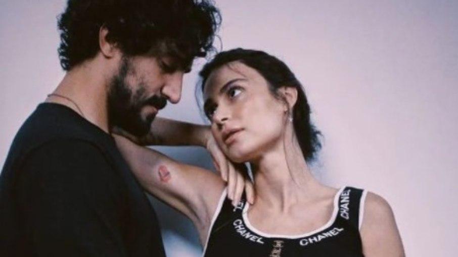 Renato Góes posta foto passando a mão na barriga de Thaila Ayala