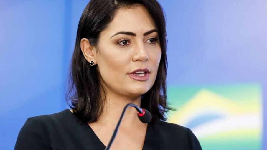 Repórter da RedeTV viraliza ao confundir nome de Michelle Bolsonaro