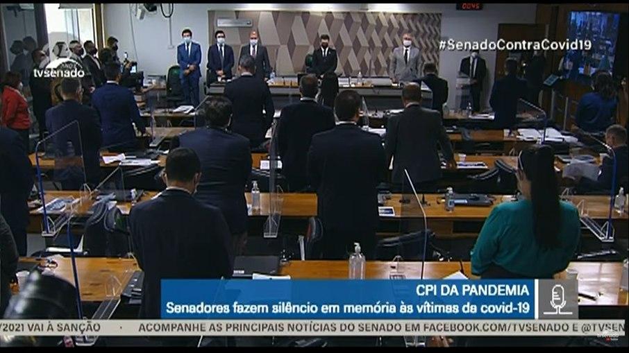 Senadores da CPI da Covid-19 homenageiam Tarcísio Meira