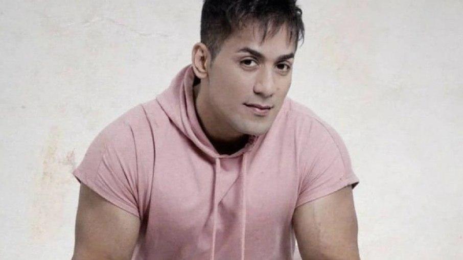 Sertanejo Tiago alerta policial sobre cirurgia peniana em blitz