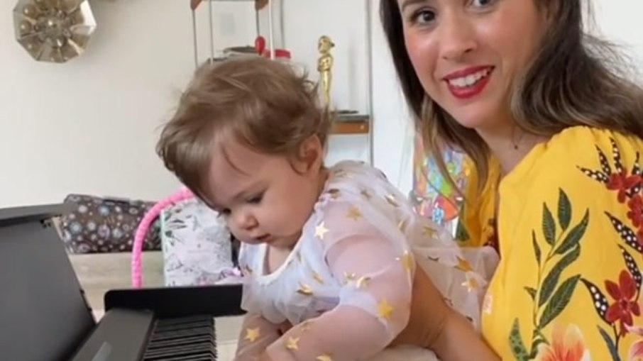 Tatá Werneck briga com internauta que falou mal de Clara Maria: 