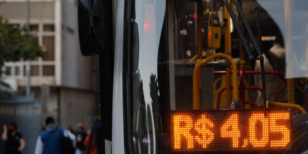 Universitários ocupam prefeitura do Rio e cobram volta do passe livre