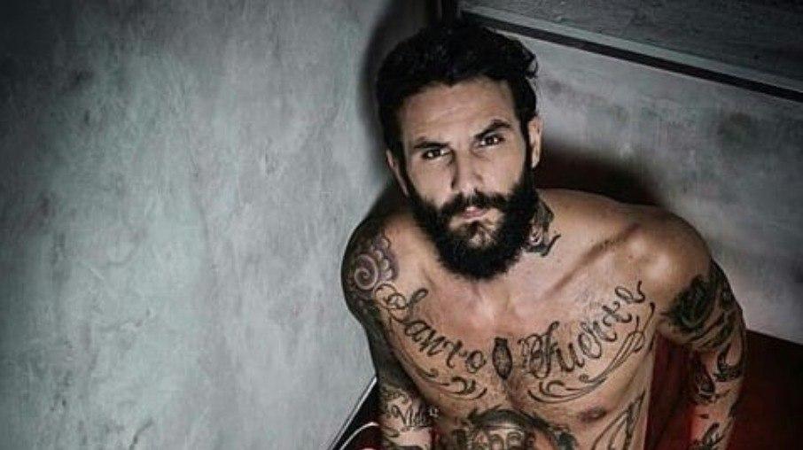 Wagner aposta em novo fetiche após polêmico beijo grego; assista