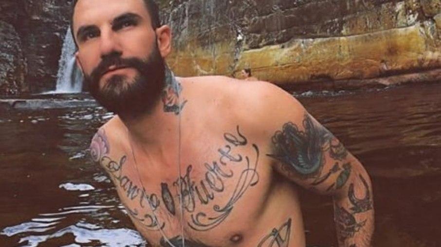 Wagner Santiago viraliza na web por conta de suposto vídeo recebendo beijo grego