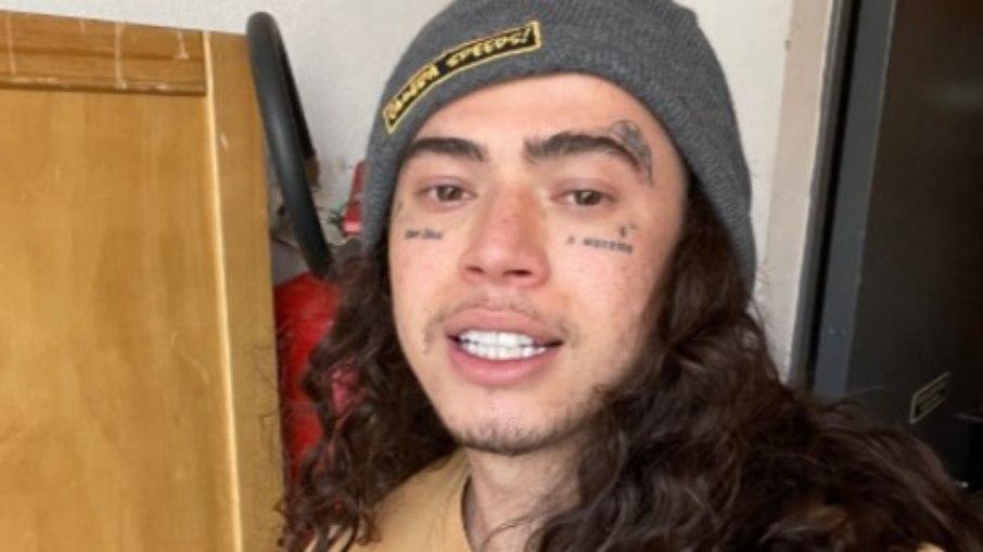 Whindersson Nunes lamenta estar longe da família e reclama 