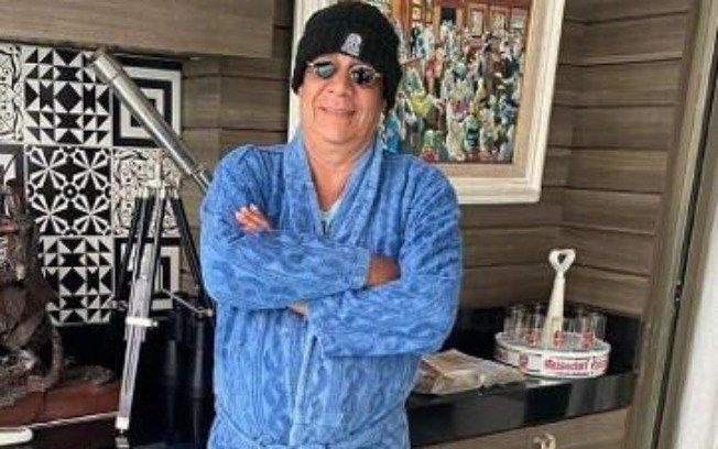 Zeca Pagodinho tranquiliza fãs e brinca durante internação