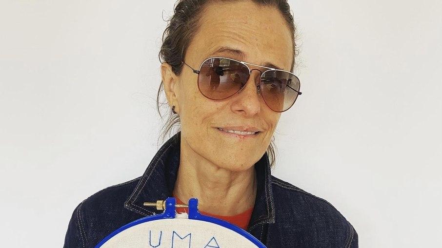 Zélia Duncan dá resposta invertida ao movimento antivacina: 