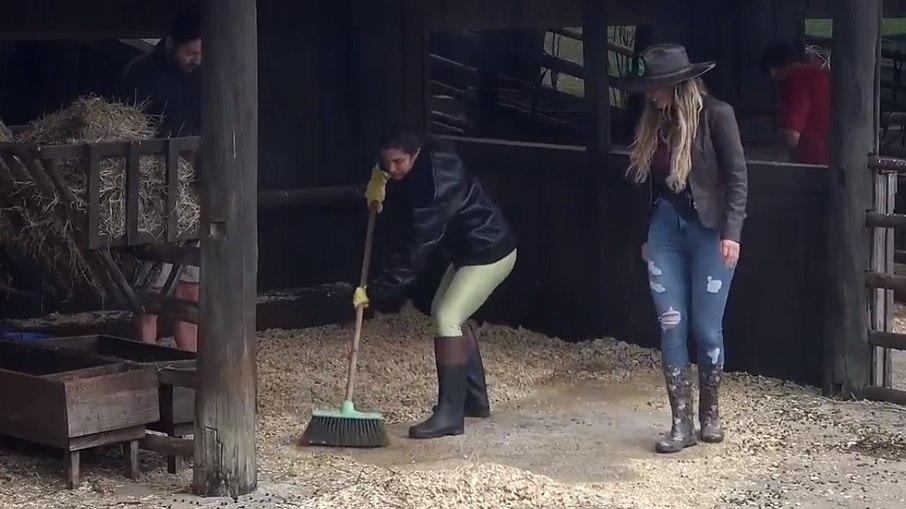 'A Fazenda 13': Marina Ferrai aprende a varrer o chão