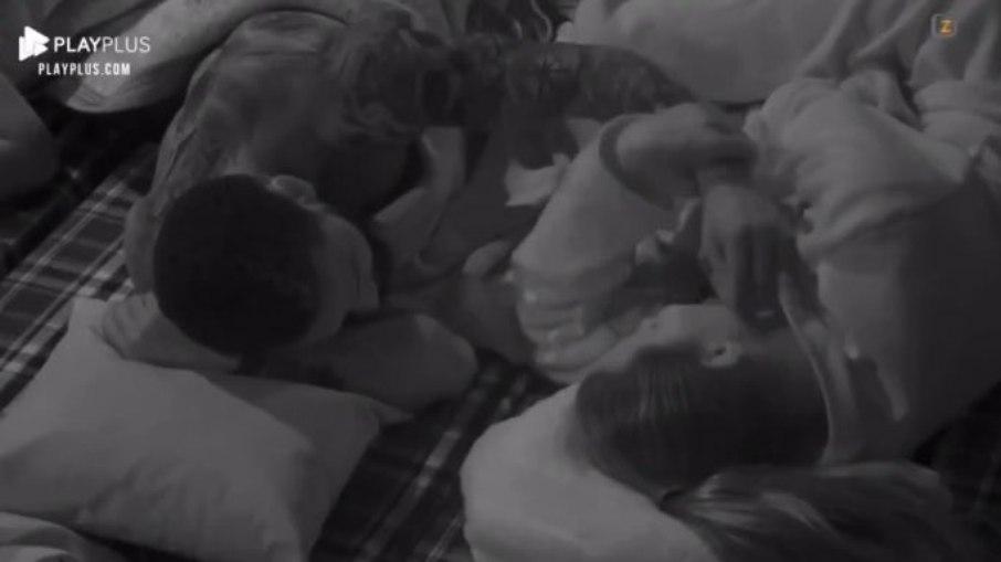 'A Fazenda 13': Nego do Borel passa a mão no rosto de Dayane e incomoda a modelo