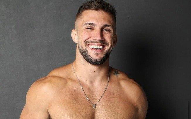 Arthur Picoli é flagrado conversando ao pé do ouvido com morena, veja o vídeo