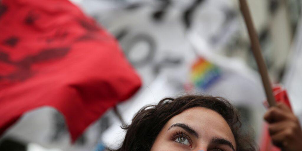Atos favoráveis e contrários ao presidente reúnem manifestantes no Rio