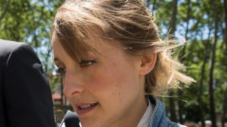 Atriz de 'Smallville' se apresenta na prisão para cumprir pena por culto sexual