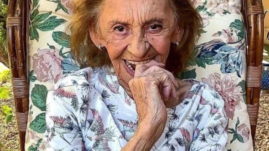 Atriz Laura Cardoso completa 94 anos e recebe homenagens