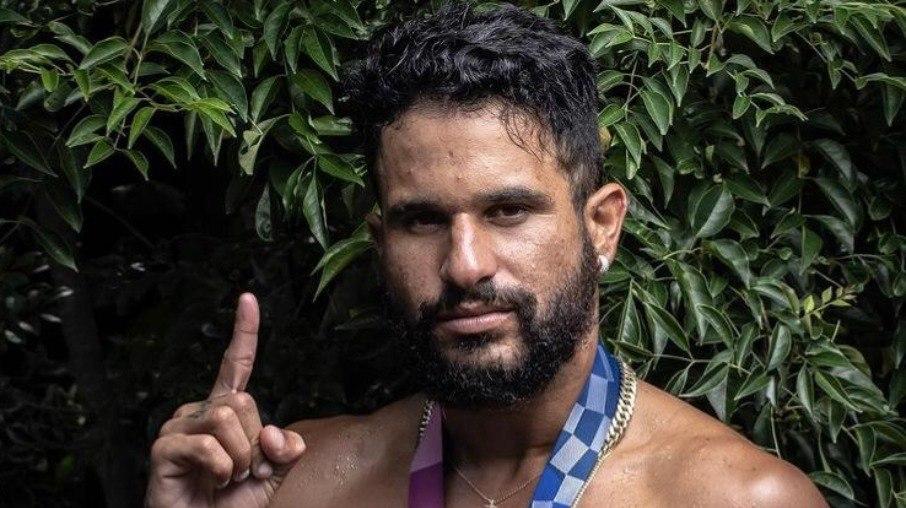 Avião de Italo Ferreira tem suspeita de bomba