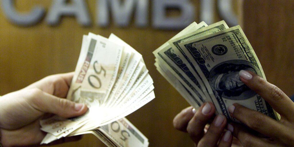Bolsa sobe 0,22% no dia, mas registra pior semana desde fevereiro