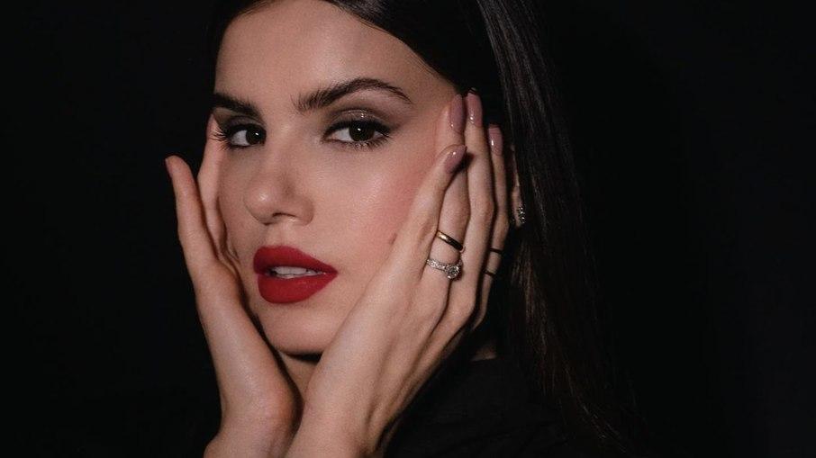 Camila Queiroz rebate crítica por atuação na novela Verdades Secretas: 