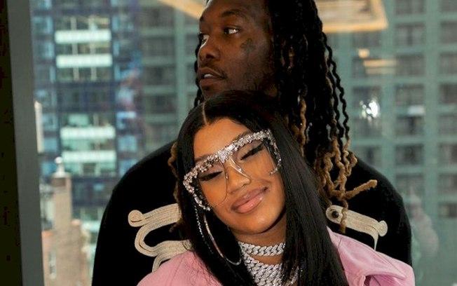 Cardi B compartilha foto de seu barrigão ao lado do marido