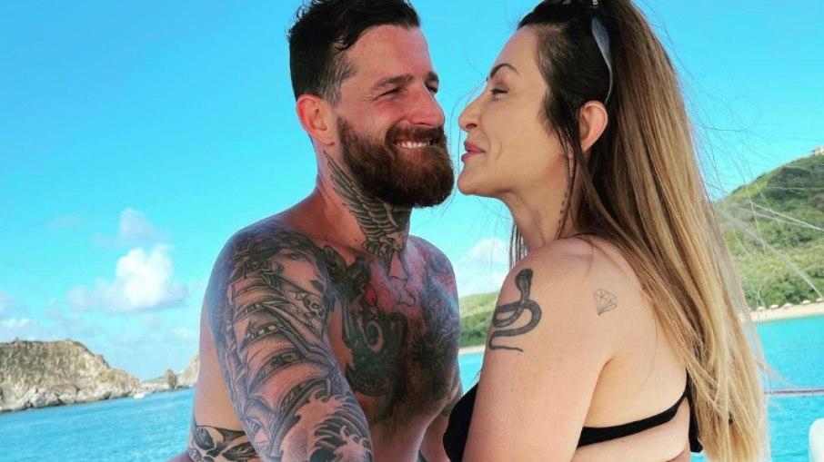 Cleo divide cliques de sua lua de mel com Leandro D'lucca em Noronha