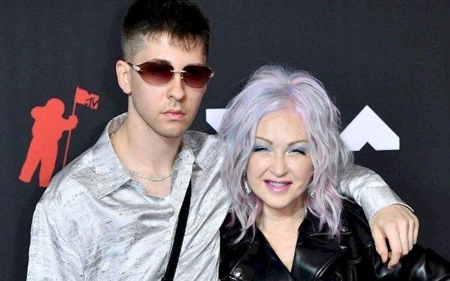 Cyndi Lauper aparece com o filho no VMA 2021