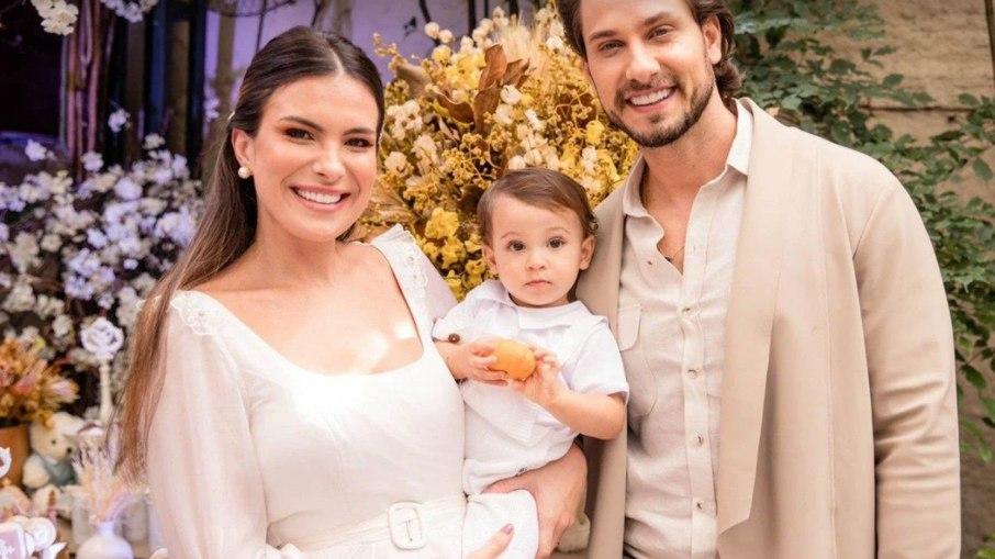 Eliéser Ambrósio e Kamilla Salgado batizam o filho