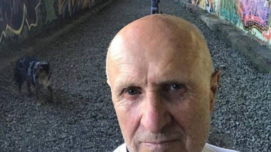 Empresário de turnês de Rolling Stones morre enquanto cavava cova para cachorro