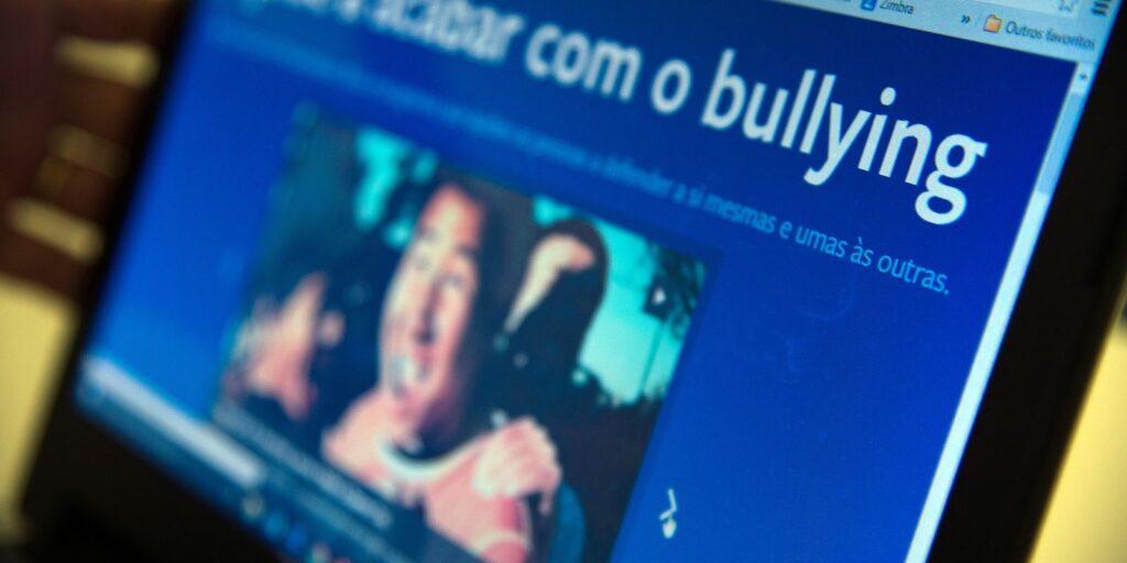 IBGE: um em cada dez estudantes já foi ofendido nas redes sociais